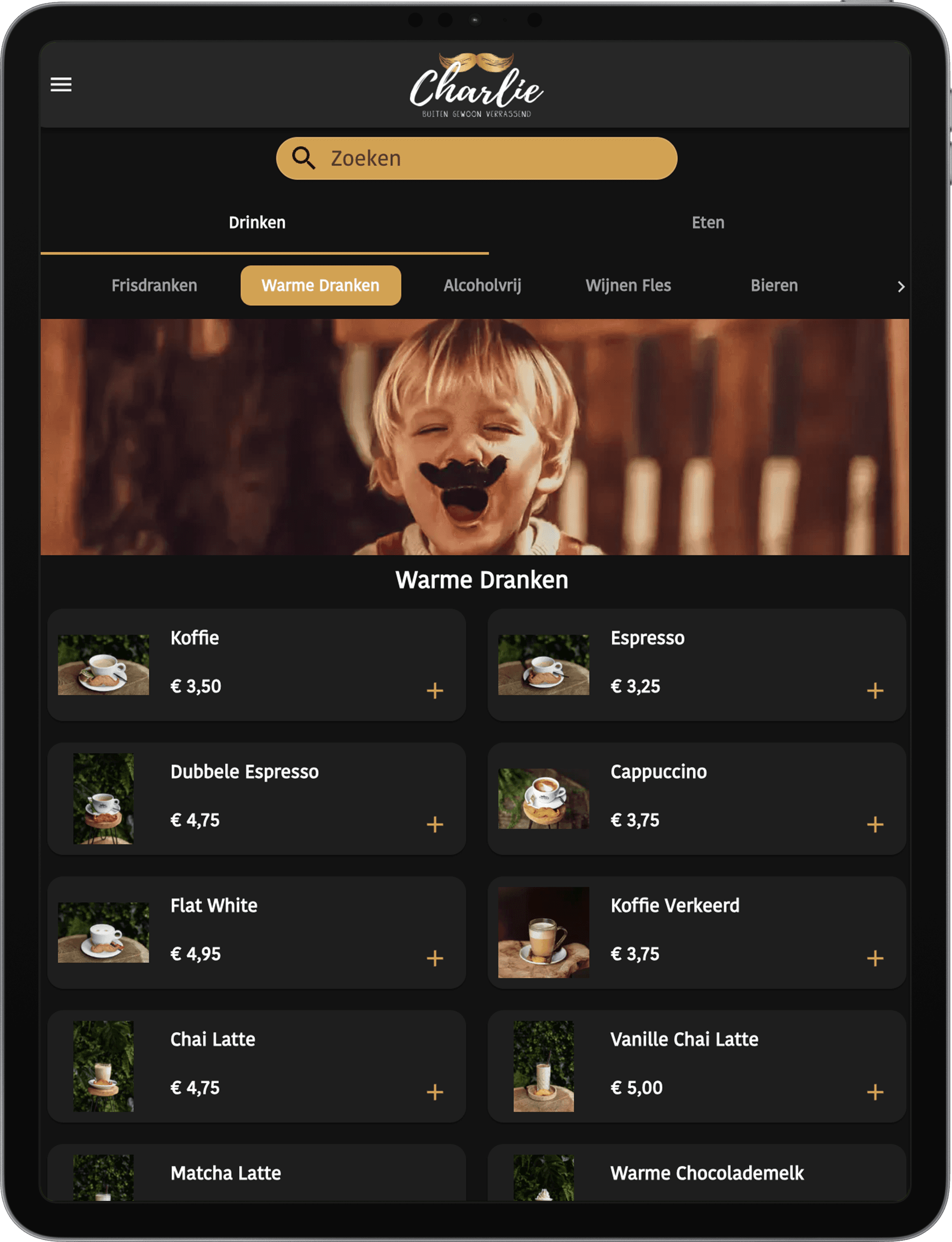 Tablet-bestellen in actie bij Charlie Restaurant — gasten bestellen zelfstandig via tablet aan tafel